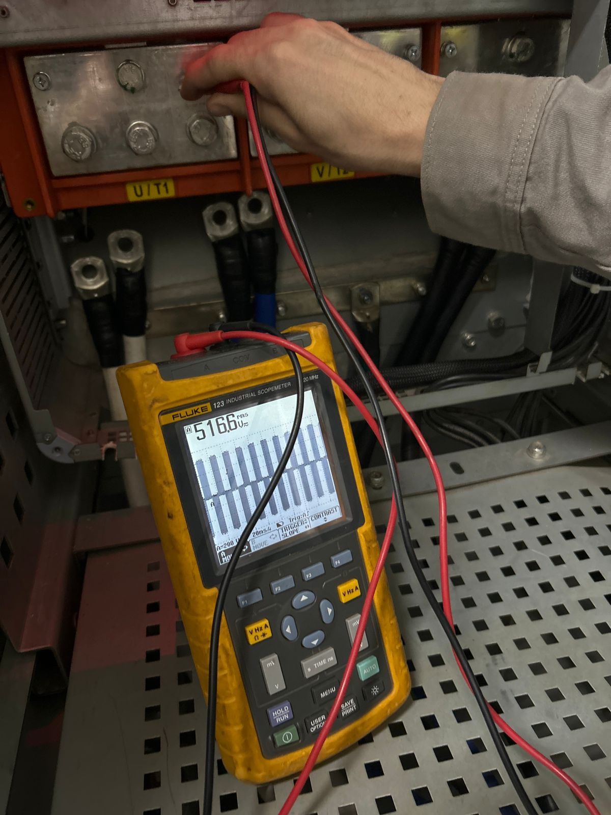 Teste de equipamento com multímetro e osciloscópio