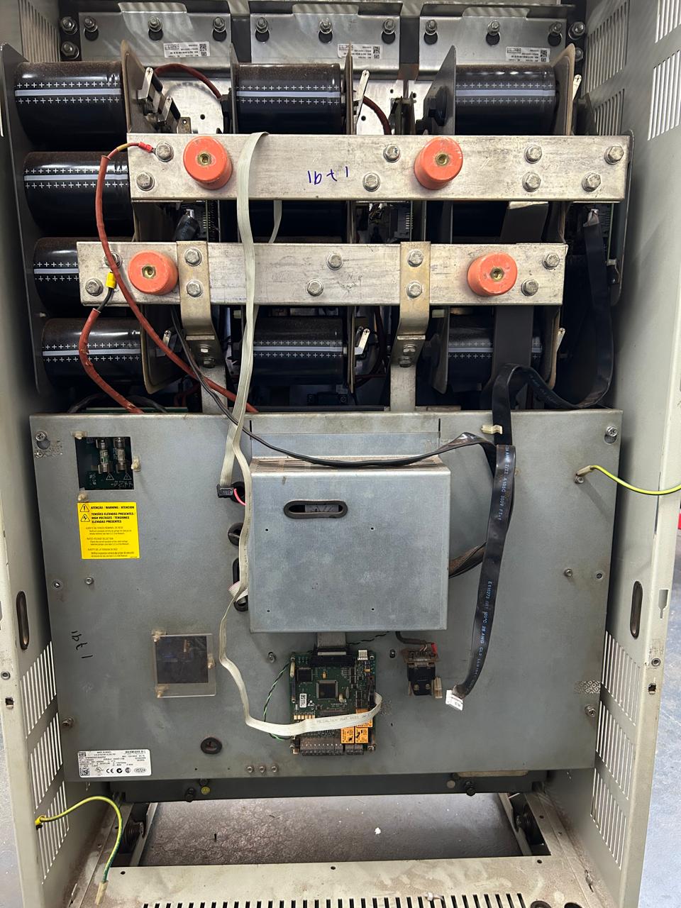 Interior de um soft starter após reparo