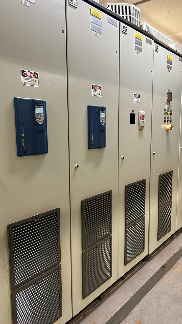 Painel de controle WEG em operação