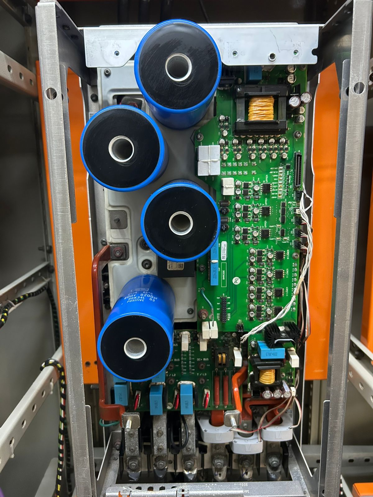 Equipamento eletrônico industrial em bancada