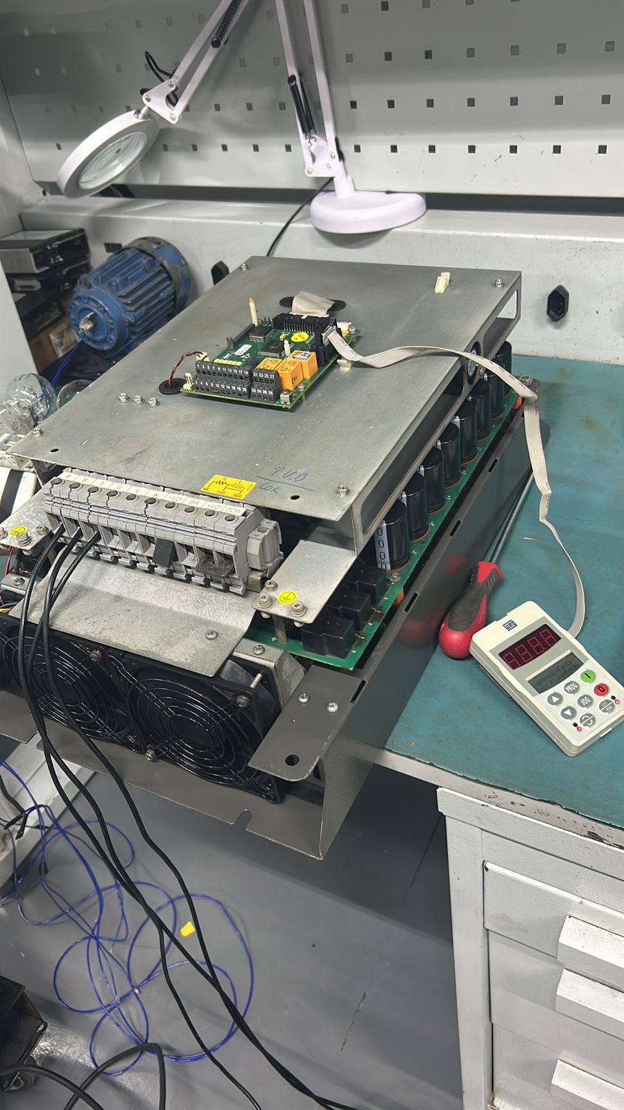 Visão de um equipamento eletrônico complexo